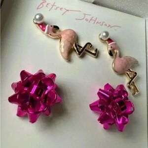 🩷 Betsey Johnson 2 pairs of stunning flamingo & Christmas bow earrings 🩷
